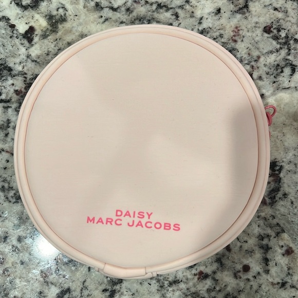 2/20 Marc Jacob’s Daisy Case ❤️💕 - Picture 1 of 3